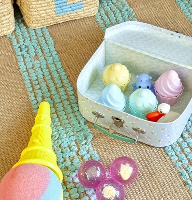 Bild av färgglada leksaker för kreativ och lekfull stund