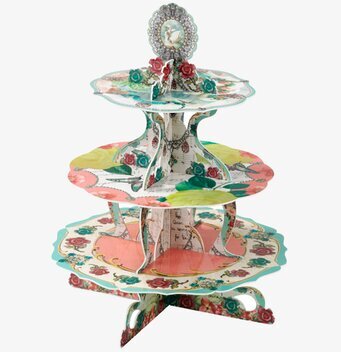 Bild av ett festligt och färgglatt kakfat med tre nivåer