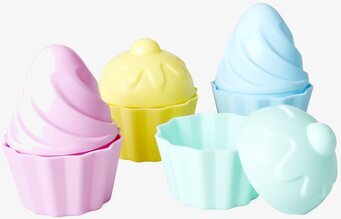 Bild av färgglada sandformar som liknar cupcakes