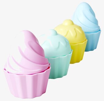 Bild av färgglada sandformar formade som cupcakes
