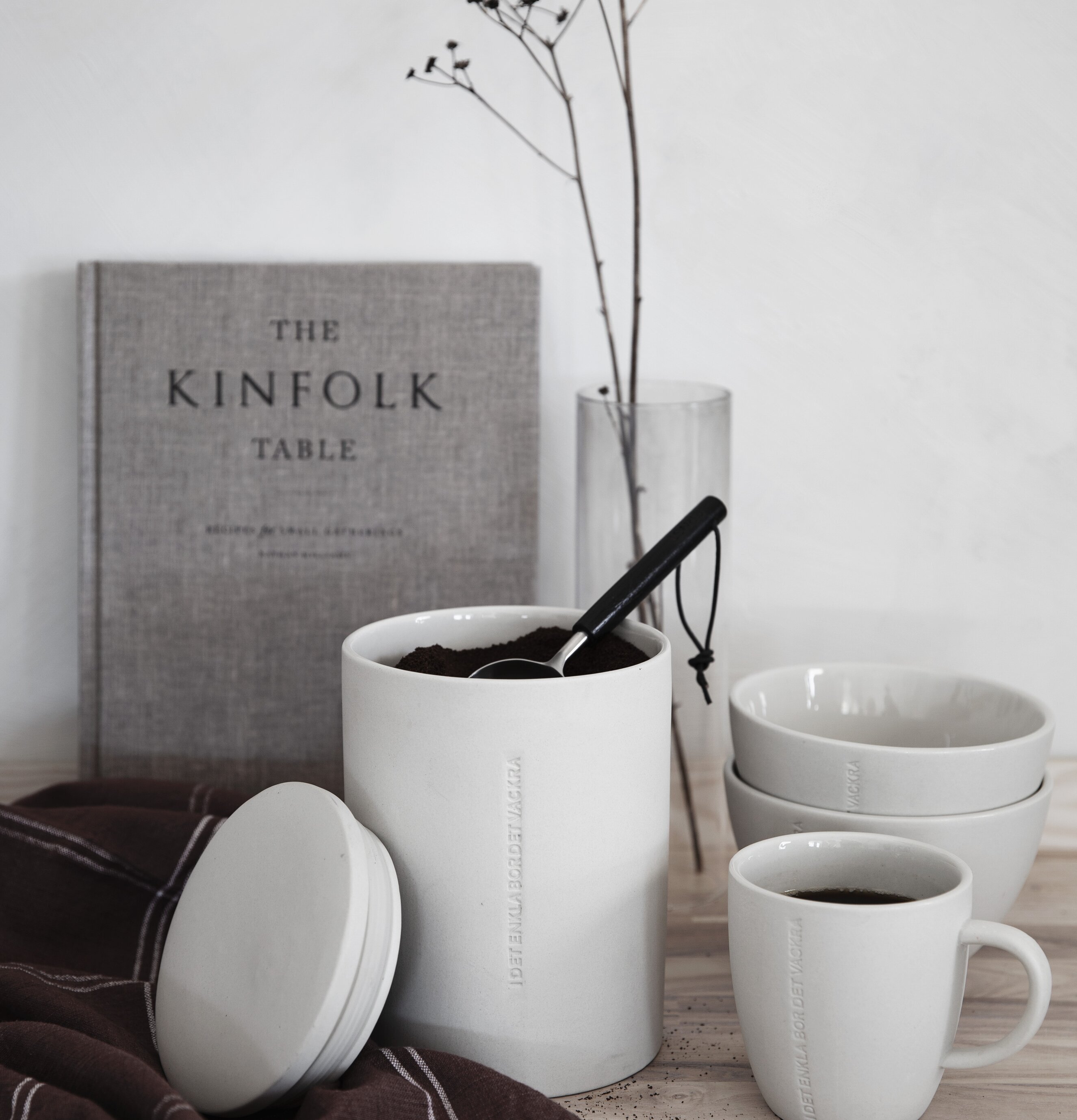 Bild av stilren köksinredning med harmonisk design