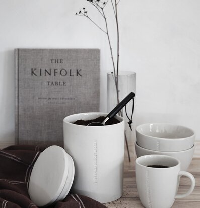 Bild av stilren köksinredning med harmonisk design