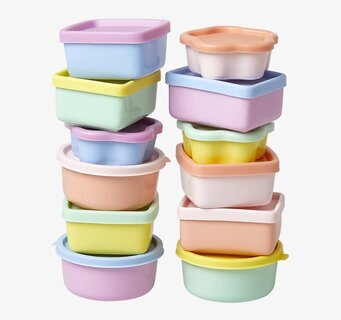 Bild av färgglada stapelbara plastburkar för köket