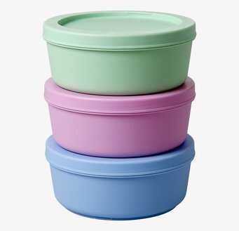 Bild av färgglada och praktiska matlådor i tre nivåer