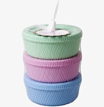 Bild av färgglada matlådor i praktiskt staplat set