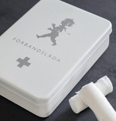 Foto av elegant och funktionellt medicinskåp i vitt