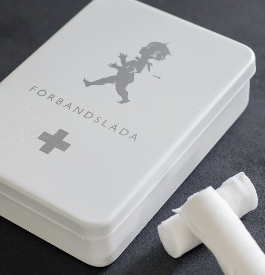 Medicinskåp Vit från Solstickan på mörk yta med bandage