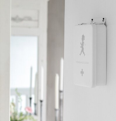 Foto av stilrent medicinskåp på vit vägg i hemmet