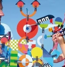 Bild av lekfullt samarbete med färgglad konstruktion