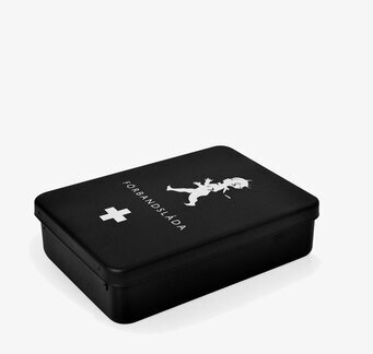 Bild av stilren och funktionell förbandslåda i svart