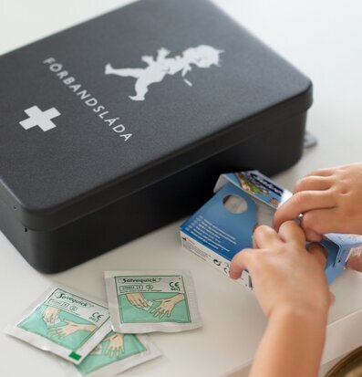 Bild av medicinskåp och plåster i vardagsanvändning