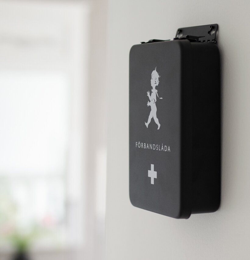 Medicinskåp Svart från Solstickan på vit vägg i ljust rum