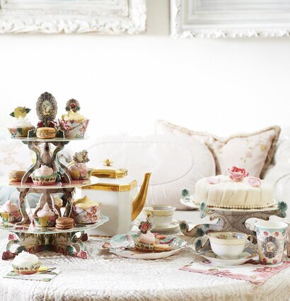 Bild av elegant dukning med kakfat och porslinsservis