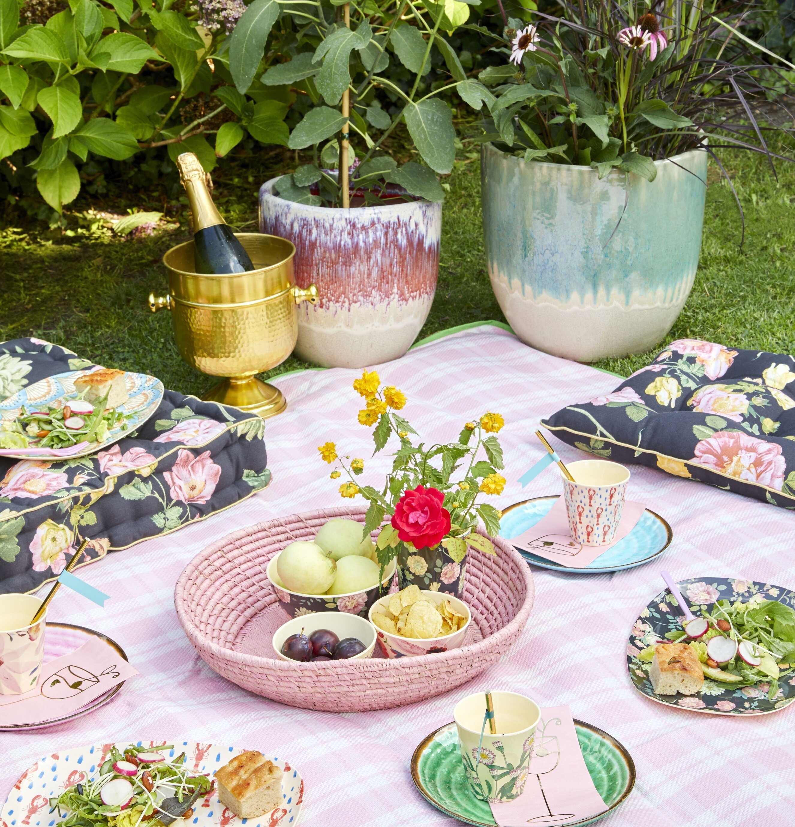 Bild av idyllisk picknick med sommarkänsla och avkoppling