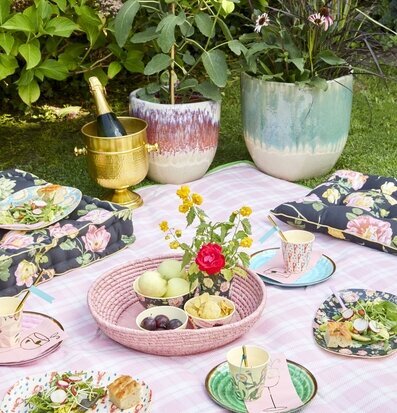 Bild av idyllisk picknick med sommarkänsla och avkoppling