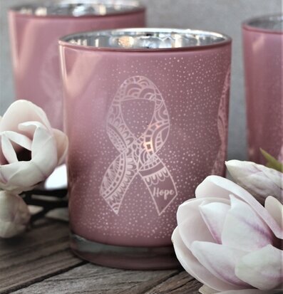 Bild av ljuslyktor med rosa bandmönster och blommor