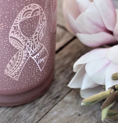 Bild av ljuslykta med rosa band och magnoliablommor