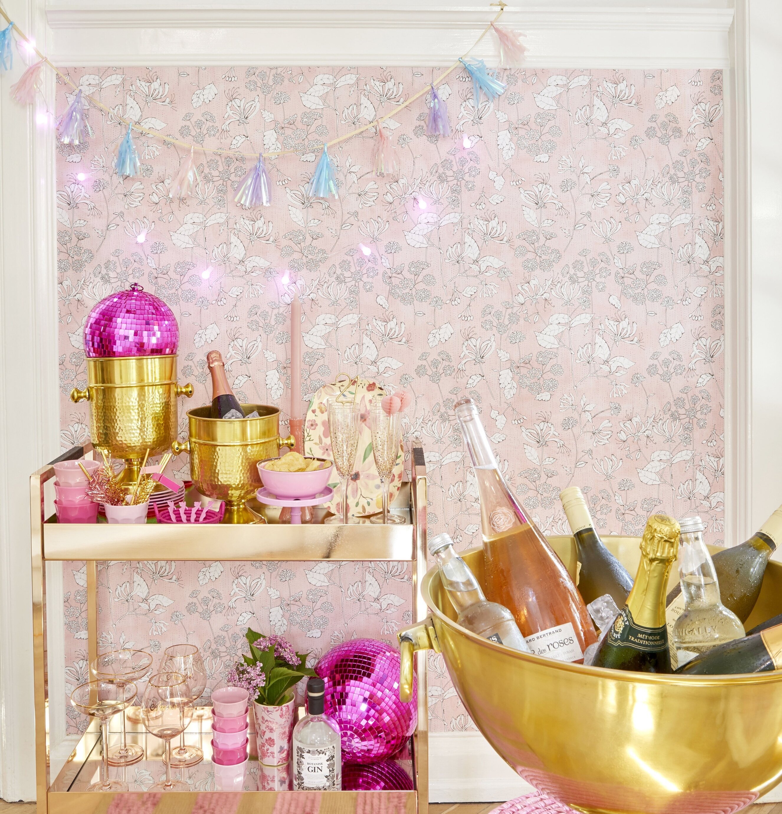 Vinkylare Medium från Rice på rosa matta med drinkvagn