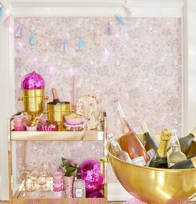 Bild av festlig atmosfär med guld och rosa detaljer