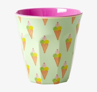 Foto av färgglad mugg med glassmönster och pastellfärger