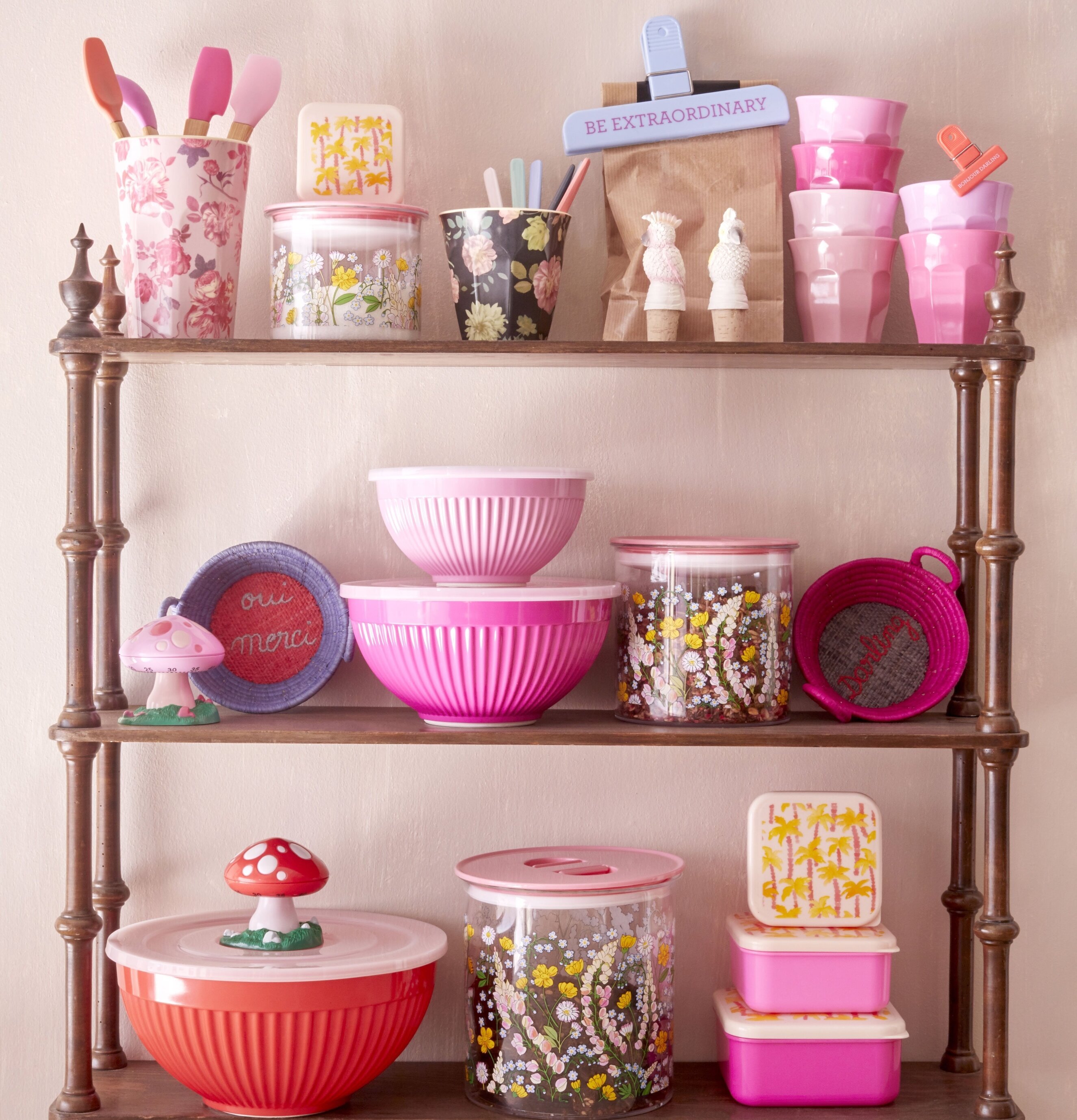 Bild av charmig hylla med färgglada köksartiklar