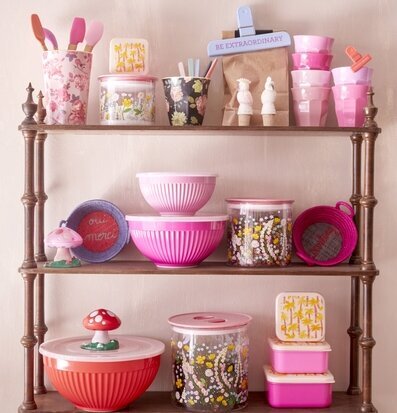 Bild av charmig hylla med färgglada köksartiklar