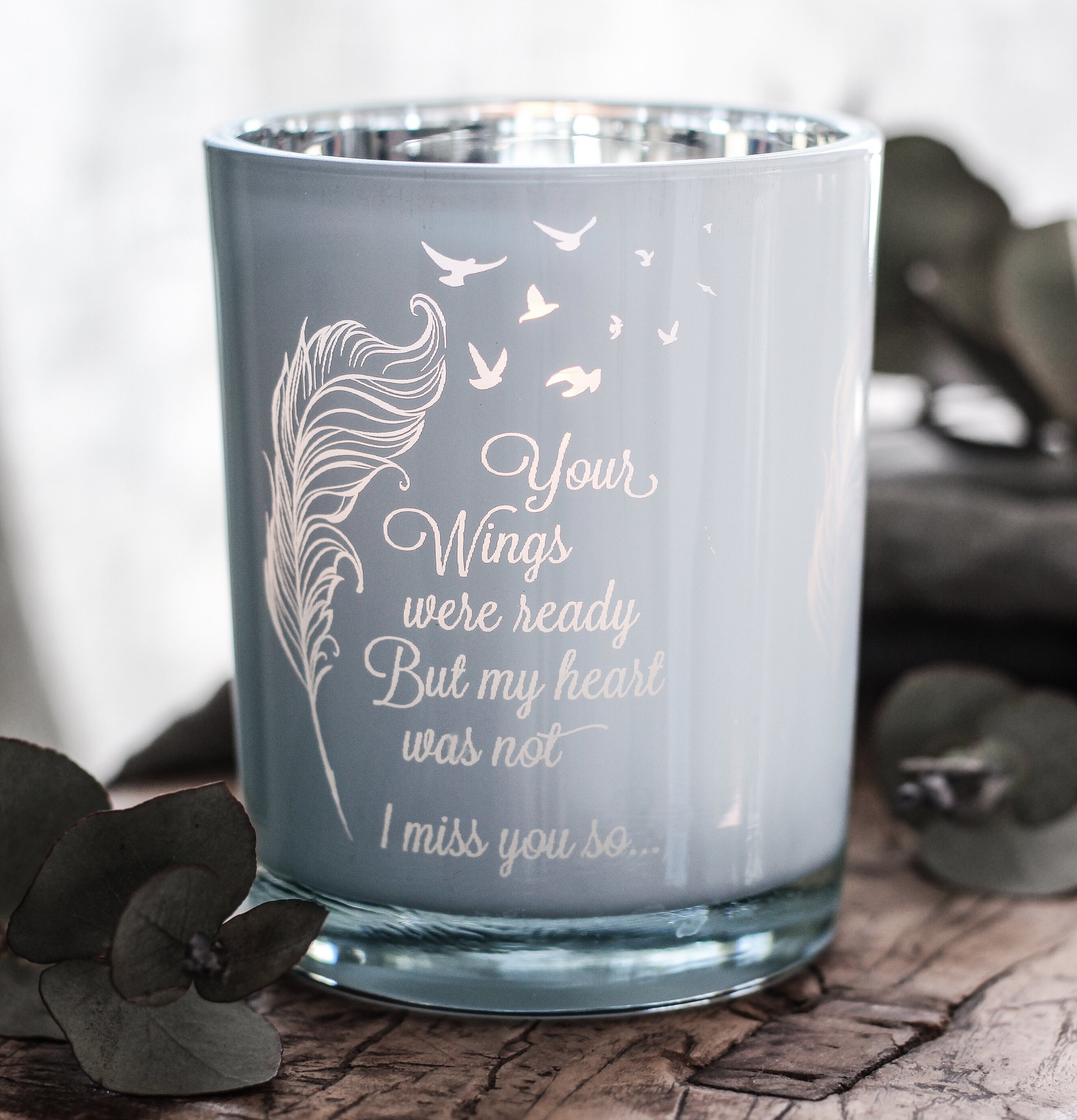 Ljuslykta Wings från Majas Cottage med blått glas och text