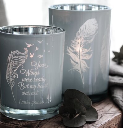 Bild av ljuslykta med eleganta mönster och naturtoner