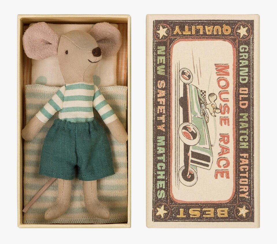 Bild av charmig musleksak i nostalgisk tändsticksask