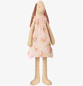 Bild av söt och detaljrik tygkanin i blommig klänning