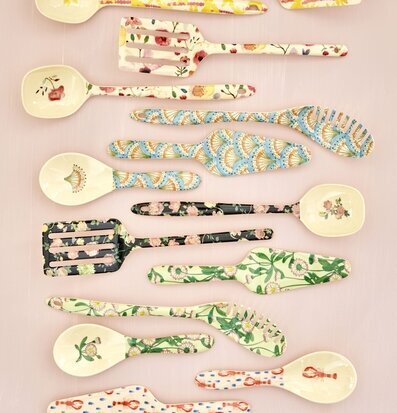 Bild av färgglada och konstnärliga köksredskap