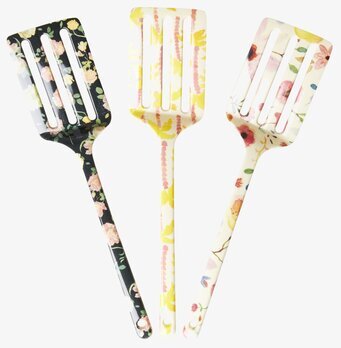 Foto av tre färgglada stekspadar med blommönster