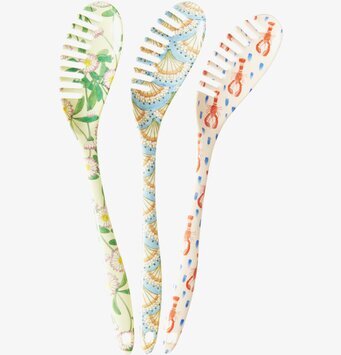 Bild av färgglada och mönstrade pastaslevar i profil