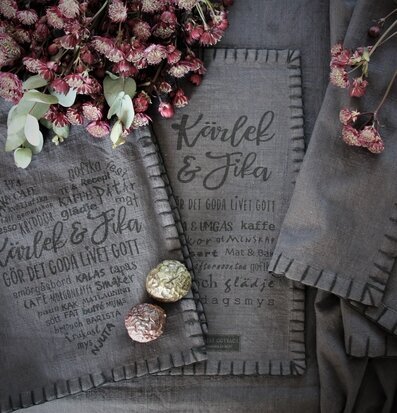 Bild av rustik bordstablett med kärleksfull design