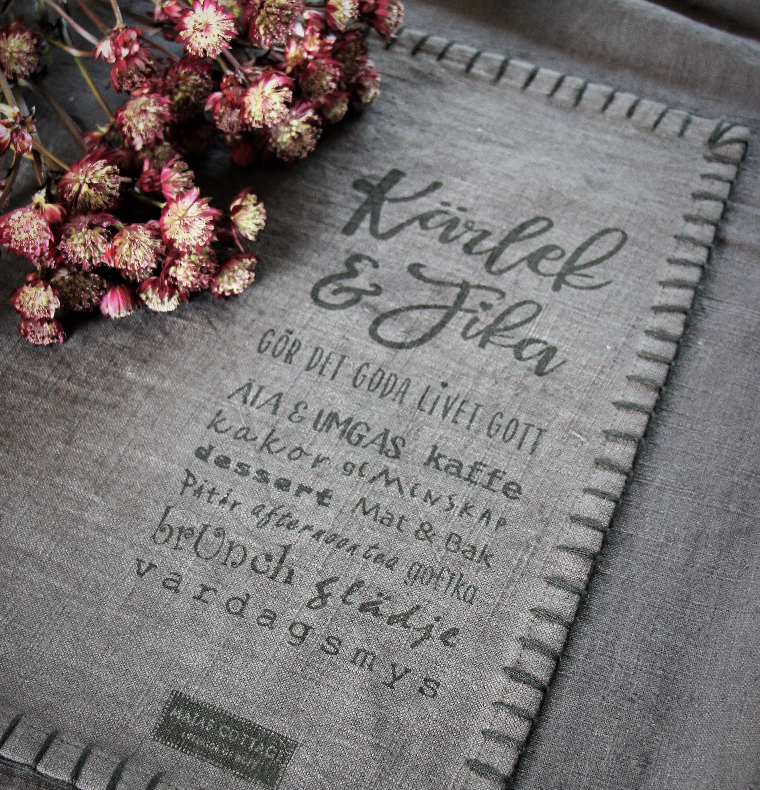 Bild av elegant bordstablett med text och blommor