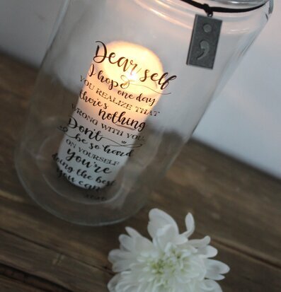 Bild av stämningsfull glaslykta med varm atmosfär