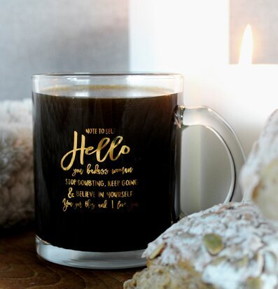 Bild av lugn stund med glasmugg och bröd i fokus