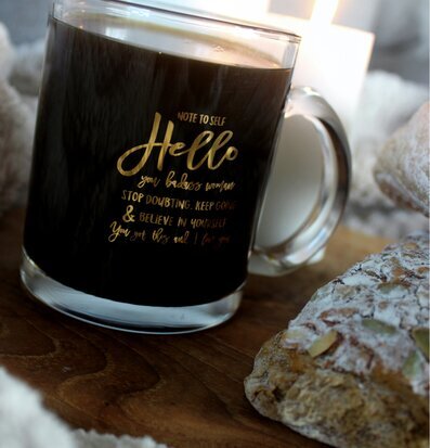 Bild av hemtrevlig scen med glasmugg och bakelse