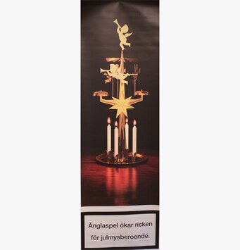 Foto av ett elegant änglaspel med tända ljus