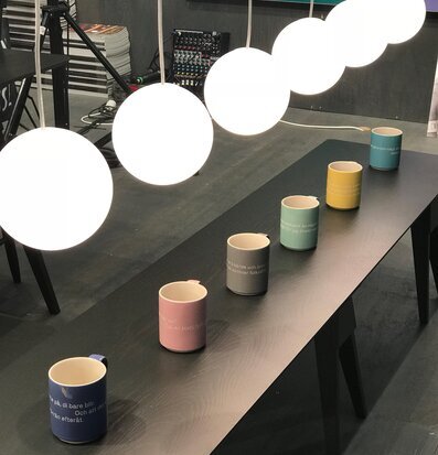 Bild av färgglada muggar med inspirerande citat