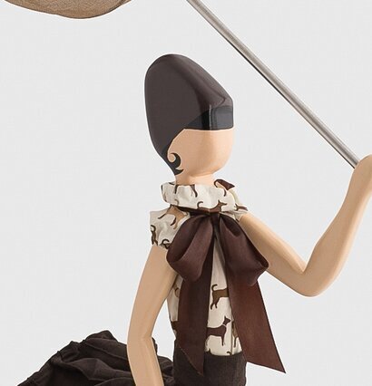 Bordslampa Elli från Skitso med elegant figur och klänning