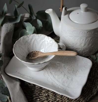 Bild av stilfullt porslin i harmoniskt arrangemang