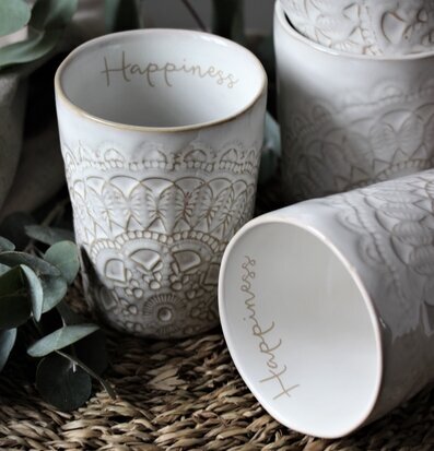 Bild av vackra keramiska muggar med mandalamönster