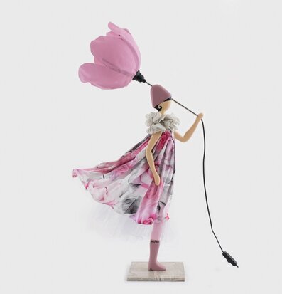 Bild av unik bordslampa med stiliserad kvinnogestalt