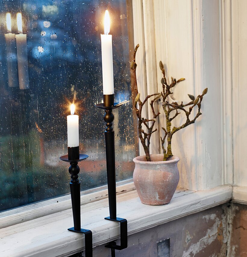 Ljusstake Göte Svart Stor från Strömshaga på fönsterbräda