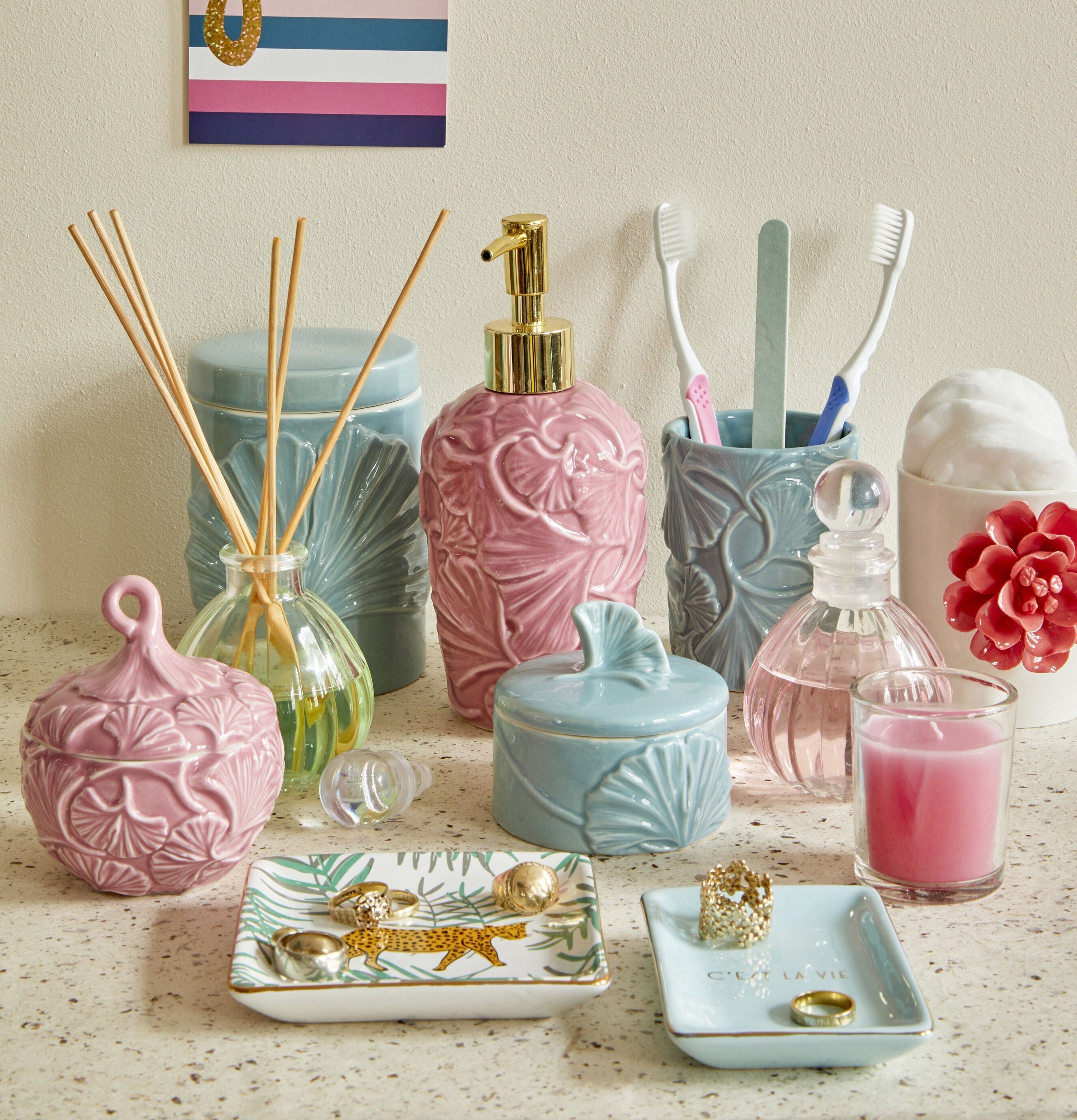 Tandborstmugg Dusty Pink från Rice i ett harmoniskt badrum