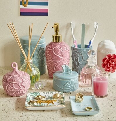 Bild av stilfulla badrumsartiklar i pastelltoner