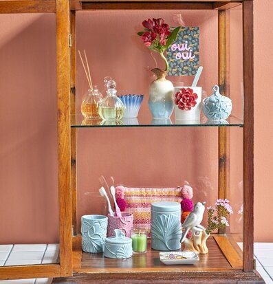 Bild av dekorativt och funktionellt skåp med föremål