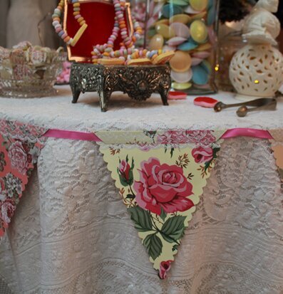 Bild av festscen med vintagekänsla och blommiga vimplar