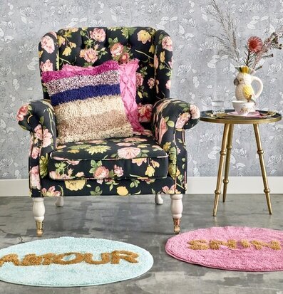 Bild av harmonisk inomhusmiljö med blommiga detaljer